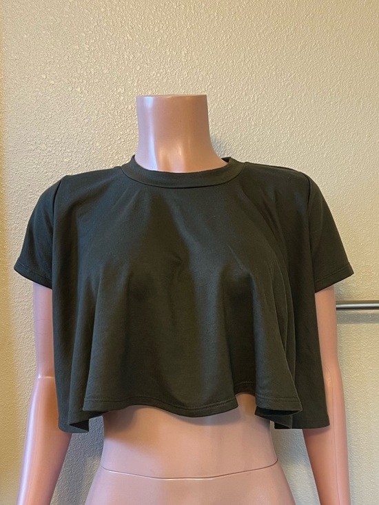 Tops - Green Cropped Tee Top - Classic Women’s Short Sleeve. Size S.